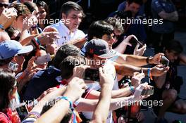 Fernando Alonso (ESP) McLaren with fans. 12.11.2017. Formula 1 World Championship, Rd 19, Brazilian Grand Prix, Sao Paulo, Brazil, Race Day.
