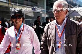 (L to R): Emerson Fittipaldi (BRA) with Tamas Rohonyi, Brazilian Grand Prix Promotor. 12.11.2017. Formula 1 World Championship, Rd 19, Brazilian Grand Prix, Sao Paulo, Brazil, Race Day.