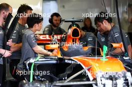 McLaren MCL32 of Fernando Alonso (ESP) McLaren worked on by mechanics. 09.06.2017. Formula 1 World Championship, Rd 7, Canadian Grand Prix, Montreal, Canada, Practice Day.