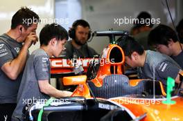 McLaren MCL32 of Fernando Alonso (ESP) McLaren worked on by mechanics. 09.06.2017. Formula 1 World Championship, Rd 7, Canadian Grand Prix, Montreal, Canada, Practice Day.