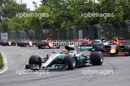 Lewis Hamilton (GBR) Mercedes AMG F1 W08 leads at the start of the race. 11.06.2017. Formula 1 World Championship, Rd 7, Canadian Grand Prix, Montreal, Canada, Race Day.