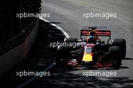 Daniel Ricciardo (AUS) Red Bull Racing RB13. 10.06.2017. Formula 1 World Championship, Rd 7, Canadian Grand Prix, Montreal, Canada, Qualifying Day.