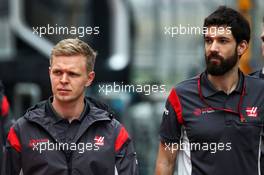 Kevin Magnussen (DEN) Haas F1 Team walks the circuit with the team. 06.04.2017. Formula 1 World Championship, Rd 2, Chinese Grand Prix, Shanghai, China, Preparation Day.