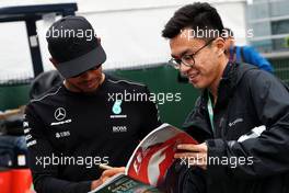 Lewis Hamilton (GBR) Mercedes AMG F1 signs autographs for the fans. 06.04.2017. Formula 1 World Championship, Rd 2, Chinese Grand Prix, Shanghai, China, Preparation Day.