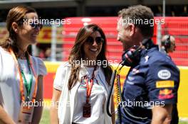 Fabiana Flosi (BRA) (Centre) and bcho on the grid (Right). 14.05.2017. Formula 1 World Championship, Rd 5, Spanish Grand Prix, Barcelona, Spain, Race Day.