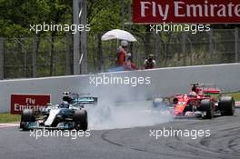 Valtteri Bottas (FIN) Mercedes AMG F1 W08 and Sebastian Vettel (GER) Ferrari SF70H battle for position. 14.05.2017. Formula 1 World Championship, Rd 5, Spanish Grand Prix, Barcelona, Spain, Race Day.