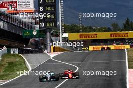 Valtteri Bottas (FIN) Mercedes AMG F1 W08 and Sebastian Vettel (GER) Ferrari SF70H battle for position. 14.05.2017. Formula 1 World Championship, Rd 5, Spanish Grand Prix, Barcelona, Spain, Race Day.