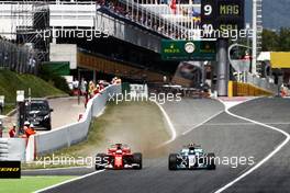 Valtteri Bottas (FIN) Mercedes AMG F1 W08 and Sebastian Vettel (GER) Ferrari SF70H battle for position. 14.05.2017. Formula 1 World Championship, Rd 5, Spanish Grand Prix, Barcelona, Spain, Race Day.