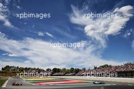 Lewis Hamilton (GBR) Mercedes AMG F1 W08 leads Daniel Ricciardo (AUS) Red Bull Racing RB13. 13.05.2017. Formula 1 World Championship, Rd 5, Spanish Grand Prix, Barcelona, Spain, Qualifying Day.