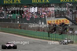 Race winner Lewis Hamilton (GBR) Mercedes AMG F1 W08 celebrates with the team as he takes the chequered flag at the end of the race. 16.07.2017. Formula 1 World Championship, Rd 10, British Grand Prix, Silverstone, England, Race Day.