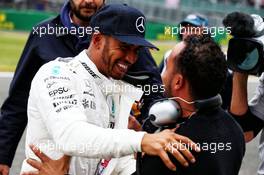 Lewis Hamilton (GBR) Mercedes AMG F1 celebrates his pole position with brother Nicolas Hamilton (GBR). 15.07.2017. Formula 1 World Championship, Rd 10, British Grand Prix, Silverstone, England, Qualifying Day.