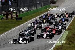 Lewis Hamilton (GBR) Mercedes AMG F1 W08 leads at the start of the race. 03.09.2017. Formula 1 World Championship, Rd 13, Italian Grand Prix, Monza, Italy, Race Day.