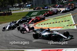 Lewis Hamilton (GBR) Mercedes AMG F1 W08 leads at the start of the race. 03.09.2017. Formula 1 World Championship, Rd 13, Italian Grand Prix, Monza, Italy, Race Day.