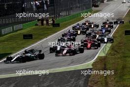 Lewis Hamilton (GBR) Mercedes AMG F1 W08 leads at the start of the race. 03.09.2017. Formula 1 World Championship, Rd 13, Italian Grand Prix, Monza, Italy, Race Day.