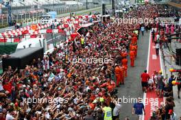 Lewis Hamilton (GBR) Mercedes AMG F1 signs autographs for the fans. 31.08.2017. Formula 1 World Championship, Rd 13, Italian Grand Prix, Monza, Italy, Preparation Day.