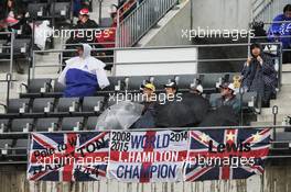 Fans in the grandstand and flags for Lewis Hamilton (GBR) Mercedes AMG F1. 06.10.2017. Formula 1 World Championship, Rd 16, Japanese Grand Prix, Suzuka, Japan, Practice Day.