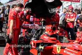 Ferrari SF70H of Sebastian Vettel (GER) worked on on the grid. 08.10.2017. Formula 1 World Championship, Rd 16, Japanese Grand Prix, Suzuka, Japan, Race Day.