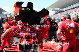 Ferrari SF70H of Sebastian Vettel (GER) worked on on the grid. 08.10.2017. Formula 1 World Championship, Rd 16, Japanese Grand Prix, Suzuka, Japan, Race Day.