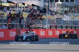 Lewis Hamilton (GBR) Mercedes AMG F1  and Max Verstappen (NLD) Red Bull Racing  08.10.2017. Formula 1 World Championship, Rd 16, Japanese Grand Prix, Suzuka, Japan, Race Day.