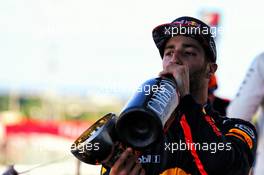 Daniel Ricciardo (AUS) Red Bull Racing celebrates his third position on the podium. 08.10.2017. Formula 1 World Championship, Rd 16, Japanese Grand Prix, Suzuka, Japan, Race Day.