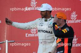 Lewis Hamilton (GBR) Mercedes AMG F1 W08 and Max Verstappen (NLD) Red Bull Racing. 08.10.2017. Formula 1 World Championship, Rd 16, Japanese Grand Prix, Suzuka, Japan, Race Day.