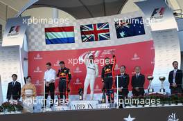 Max Verstappen (NLD) Red Bull Racing RB13 with Lewis Hamilton (GBR) Mercedes AMG F1 W08 and Daniel Ricciardo (AUS) Red Bull Racing RB13. 08.10.2017. Formula 1 World Championship, Rd 16, Japanese Grand Prix, Suzuka, Japan, Race Day.