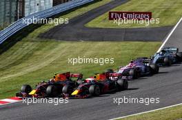 Max Verstappen (NLD) Red Bull Racing RB13 andd team mate Daniel Ricciardo (AUS) Red Bull Racing RB13 battle for position at the start of the race. 08.10.2017. Formula 1 World Championship, Rd 16, Japanese Grand Prix, Suzuka, Japan, Race Day.