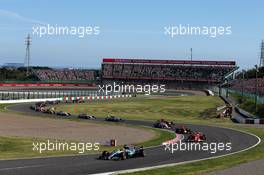 Lewis Hamilton (GBR) Mercedes AMG F1 W08 leads at the start of the race. 08.10.2017. Formula 1 World Championship, Rd 16, Japanese Grand Prix, Suzuka, Japan, Race Day.