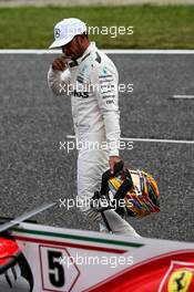 Lewis Hamilton (GBR) Mercedes AMG F1 looks a the Ferrari SF70H of Sebastian Vettel (GER) Ferrari in qualifying parc ferme. 07.10.2017. Formula 1 World Championship, Rd 16, Japanese Grand Prix, Suzuka, Japan, Qualifying Day.