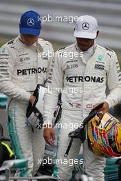 Valtteri Bottas (FIN) Mercedes AMG F1 and Lewis Hamilton (GBR) Mercedes AMG F1   07.10.2017. Formula 1 World Championship, Rd 16, Japanese Grand Prix, Suzuka, Japan, Qualifying Day.