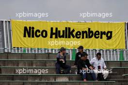 fans in the grandstand and a banner for Nico Hulkenberg (GER) Renault Sport F1 Team. 07.10.2017. Formula 1 World Championship, Rd 16, Japanese Grand Prix, Suzuka, Japan, Qualifying Day.
