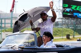 Lewis Hamilton (GBR) Mercedes AMG F1 on the drivers parade. 08.10.2017. Formula 1 World Championship, Rd 16, Japanese Grand Prix, Suzuka, Japan, Race Day.