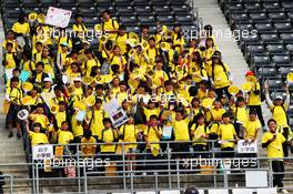 School children in the grandstand supporting the Renault Sport F1 Team. 05.10.2017. Formula 1 World Championship, Rd 16, Japanese Grand Prix, Suzuka, Japan, Preparation Day.