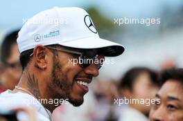 Lewis Hamilton (GBR) Mercedes AMG F1 with fans. 05.10.2017. Formula 1 World Championship, Rd 16, Japanese Grand Prix, Suzuka, Japan, Preparation Day.