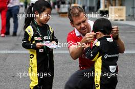 Sebastian Vettel (GER) Ferrari with young Renault Sport F1 Team fans. 05.10.2017. Formula 1 World Championship, Rd 16, Japanese Grand Prix, Suzuka, Japan, Preparation Day.