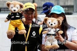 Renault Sport F1 Team and McLaren fans. 05.10.2017. Formula 1 World Championship, Rd 16, Japanese Grand Prix, Suzuka, Japan, Preparation Day.