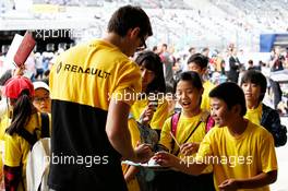 Jolyon Palmer (GBR) Renault Sport F1 Team signs autographs for the school children. 05.10.2017. Formula 1 World Championship, Rd 16, Japanese Grand Prix, Suzuka, Japan, Preparation Day.