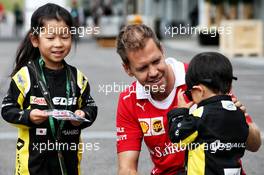 Sebastian Vettel (GER) Ferrari with young Renault Sport F1 Team fans. 05.10.2017. Formula 1 World Championship, Rd 16, Japanese Grand Prix, Suzuka, Japan, Preparation Day.