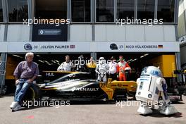 (L to R): George Lucas (USA) Star Wars Creator; Nico Hulkenberg (GER) Renault Sport F1 Team; Cyril Abiteboul (FRA) Renault Sport F1 Managing Director; Jerome Stoll (FRA) Renault Sport F1 President; and Jolyon Palmer (GBR) Renault Sport F1 Team with characters from Star Wars to celebrate 40 years since the first film release. 28.05.2017. Formula 1 World Championship, Rd 6, Monaco Grand Prix, Monte Carlo, Monaco, Race Day.