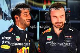 (L to R): Daniel Ricciardo (AUS) Red Bull Racing with Simon Rennie (GBR) Red Bull Racing Race Engineer. 25.05.2017. Formula 1 World Championship, Rd 6, Monaco Grand Prix, Monte Carlo, Monaco, Practice Day.