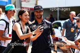 Daniel Ricciardo (AUS) Red Bull Racing with a fan. 24.05.2017. Formula 1 World Championship, Rd 6, Monaco Grand Prix, Monte Carlo, Monaco, Preparation Day.