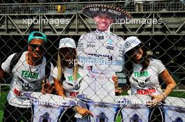 Fans of Lewis Hamilton (GBR) Mercedes AMG F1. 27.10.2017. Formula 1 World Championship, Rd 18, Mexican Grand Prix, Mexico City, Mexico, Practice Day.