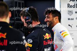 Daniel Ricciardo (AUS) Red Bull Racing with Simon Rennie (GBR) Red Bull Racing Race Engineer. 27.10.2017. Formula 1 World Championship, Rd 18, Mexican Grand Prix, Mexico City, Mexico, Practice Day.