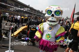 Grid atmosphere - Renault Sport F1 Team. 29.10.2017. Formula 1 World Championship, Rd 18, Mexican Grand Prix, Mexico City, Mexico, Race Day.