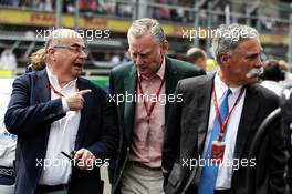 Sean Bratches (USA) Formula 1 Managing Director, Commercial Operations (Centre) and Chase Carey (USA) Formula One Group Chairman (Right). 29.10.2017. Formula 1 World Championship, Rd 18, Mexican Grand Prix, Mexico City, Mexico, Race Day.