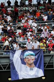 Fans in the grandstand and a banner for Lewis Hamilton (GBR) Mercedes AMG F1. 29.10.2017. Formula 1 World Championship, Rd 18, Mexican Grand Prix, Mexico City, Mexico, Race Day.
