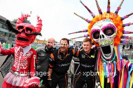 McLaren mechanics on the grid. 29.10.2017. Formula 1 World Championship, Rd 18, Mexican Grand Prix, Mexico City, Mexico, Race Day.