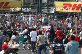 Lewis Hamilton (GBR) Mercedes AMG F1 W08 runs back to the garage. 29.10.2017. Formula 1 World Championship, Rd 18, Mexican Grand Prix, Mexico City, Mexico, Race Day.