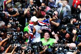 Lewis Hamilton (GBR) Mercedes AMG F1 celebrates winning the World Championship with the team. 29.10.2017. Formula 1 World Championship, Rd 18, Mexican Grand Prix, Mexico City, Mexico, Race Day.