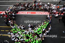 Lewis Hamilton (GBR) Mercedes AMG F1 celebrates winning the World Championship with the team. 29.10.2017. Formula 1 World Championship, Rd 18, Mexican Grand Prix, Mexico City, Mexico, Race Day.